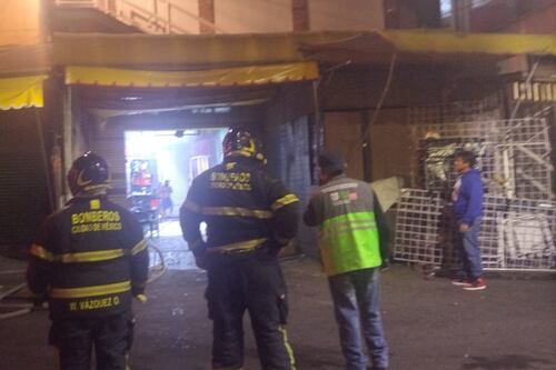Incendio en tianguis de Tepito devora puestos en pleno descanso dominical