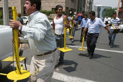 ¿Tu vecino aparta lugares con botes, llantas u otros objetos? Así puedes denunciarlo