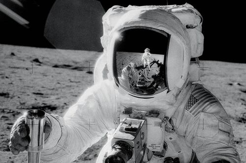 La Luna 'no pasa de moda', sigue siendo un gran negocio 50 años después