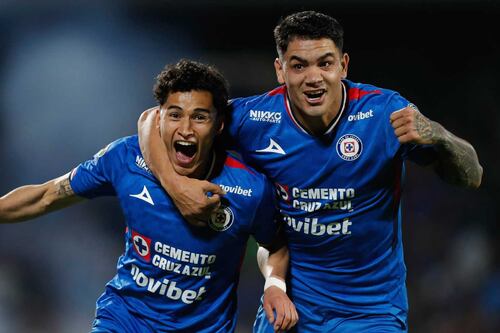 ¡Con pifia del ‘Chicharito’! Cruz Azul se clasifica a semifinales de la Liga MX tras vencer a Chivas