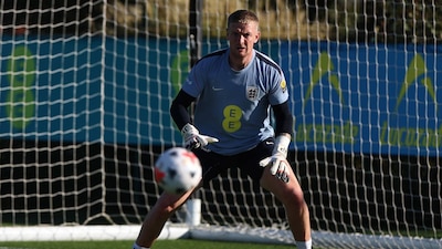 Jordan Pickford por poco causa un accidente entre dos automovilistas por conducción imprudente. (Foto: EFE)