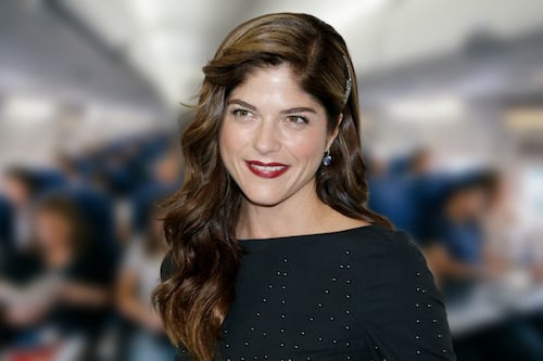Arrestan a Selma Blair tras presuntamente morder a una azafata y golpear a otra en pleno vuelo
