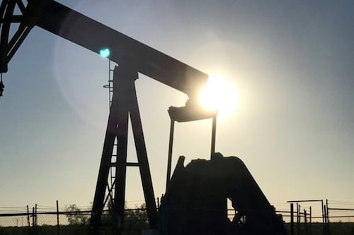 Petróleo salta hasta los 74 dólares pese a cifras de 'stocks'en EU