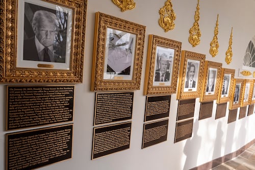 Trump ‘se pone creativo’ en la Casa Blanca: Pone placas con insultos en paseo de la fama de expresidentes