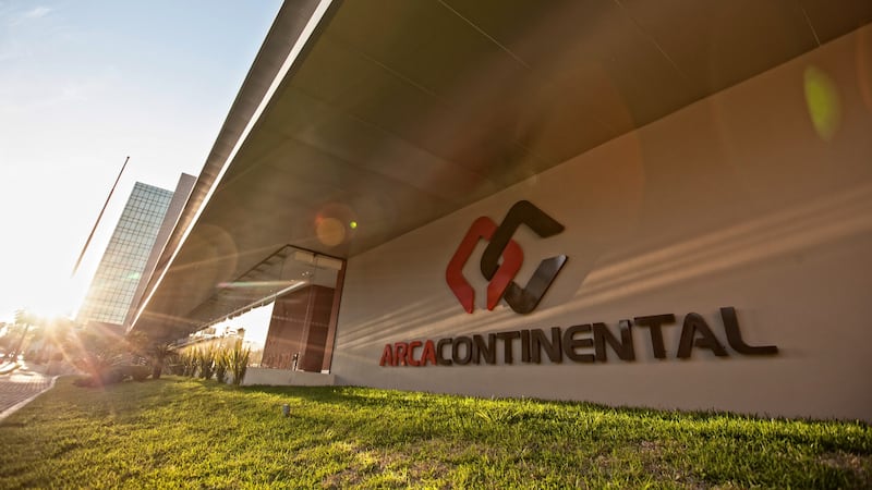 Arca Continental reduce 11.5% su utilidad en 4T25 por gastos extraordinarios y menor volumen