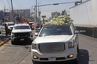 Con arreglos monumentales y un gallo gigante: Tumba de ‘El Mencho’ se llena de flores por su cumpleaños 60