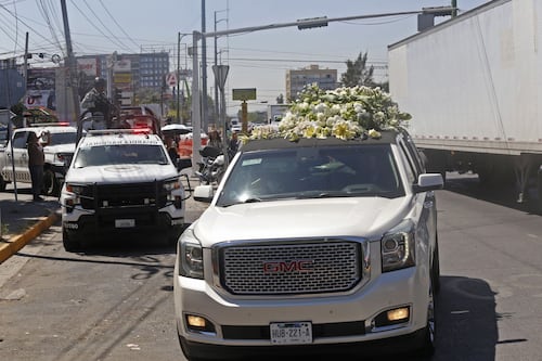 Con arreglos monumentales y un gallo gigante: Tumba de ‘El Mencho’ se llena de flores por su cumpleaños 60