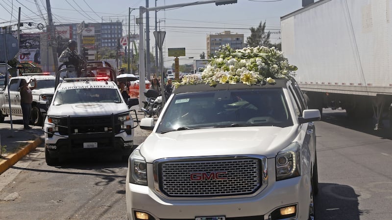 Con arreglos monumentales y un gallo gigante: Tumba de ‘El Mencho’ se llena de flores por su cumpleaños 60