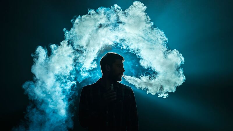 Ojo con los vapeadores: Emiten alerta sanitaria por daños ‘alarmantes’ a la salud