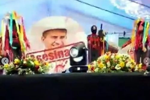 Un baile de estudiantes de Michoacán con ropa táctica y fusiles falsos provoca indignación