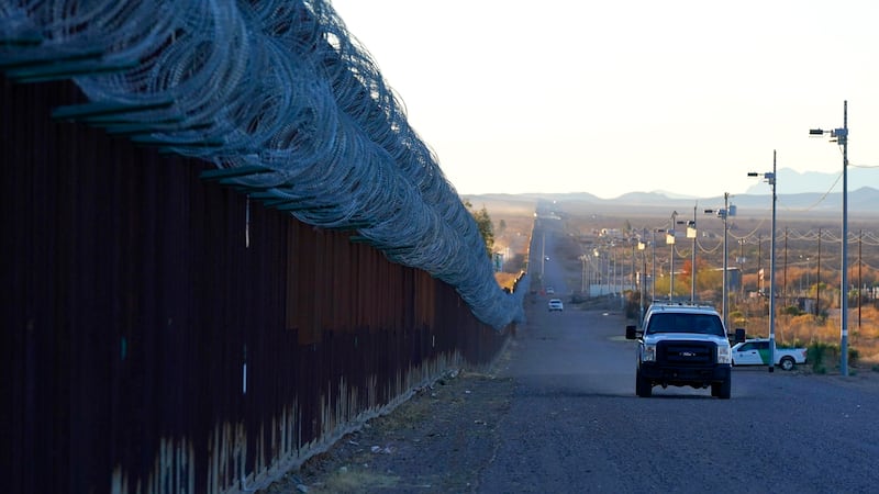 Mexicana muere tratando de escalar muro fronterizo en Arizona