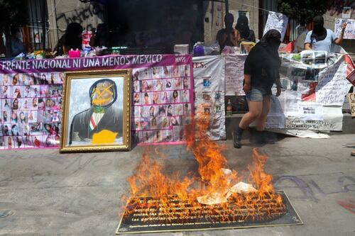Feministas subastan pinturas de Madero, Hidalgo, Morelos y Juárez intervenidas en toma de la CNDH