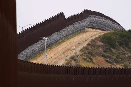Dron que derribó el Pentágono con un láser militar en la frontera con México era de migración de EU