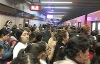 Usuarios del Metro de la CDMX reportan retrasos y... ¡Goteras!