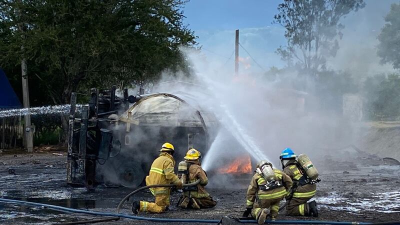 Volcadura de una pipa con diésel deja una persona muerta y otra lesionada en Jalisco