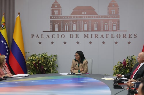 ‘Seguimos con Venezuela’: Embajada de EU en Caracas iza la bandera de su país por primera vez desde 2019