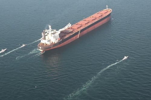 Irán cierra el estrecho de Ormuz... y lanza misiles en medio de negociaciones nucleares con EU