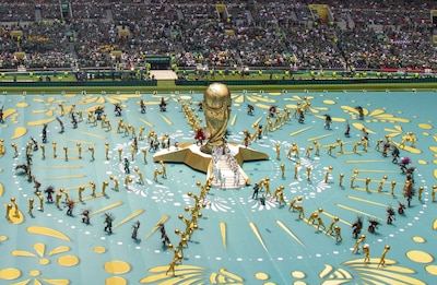 Una Copa del Mundo gigante apareció en el escenario durante el show de inauguración. (Foto: Cuartoscuro)
