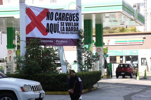 ‘Se vuelan la barda con los precios’: Profeco coloca lonas en gasolineras ‘careras’ para que no carguen ahí
