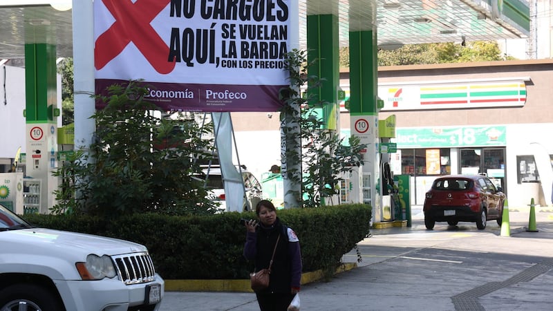 ‘Se vuelan la barda con los precios’: Profeco coloca lonas en gasolineras ‘careras’ para que no carguen ahí