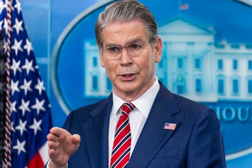 La nueva estrategia de Trump contra Irán: Apuesta por presión financiera para forzar una negociación