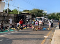 Presidente de Guatemala ofrece repatriaciones a migrantes tras accidente en Chiapas