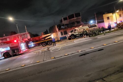 FOTOS y VIDEO: Pipa de Pemex cae en socavón en Iztacalco: ¿Qué daños dejó?