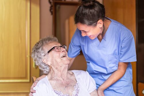 Cuidadores de personas: ¿Qué son y cuánto cuesta contratarlos en México?