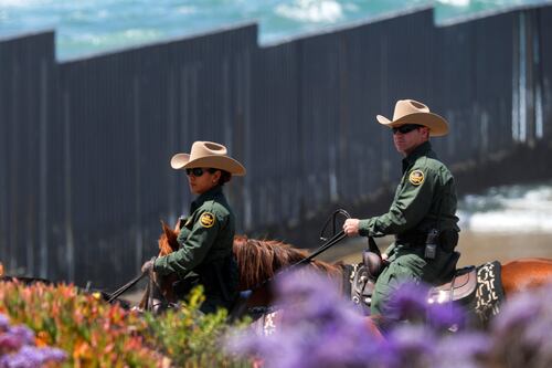 Agentes fronterizos de EU usan menos armas de fuego