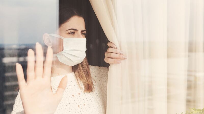 COVID largo ‘pega’ más a mujeres que a hombres: estudio