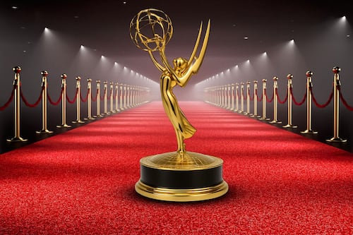 ‘Widow’s Bay’ se roba la noche con récord: Lista completa de ganadores en los Premios Emmy 2026