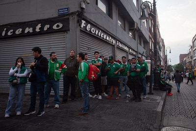 Aficionados saturaron las inmediaciones del Zócalo para entrar al FIFA Fan Fest. (Foto: Cuartoscuro)