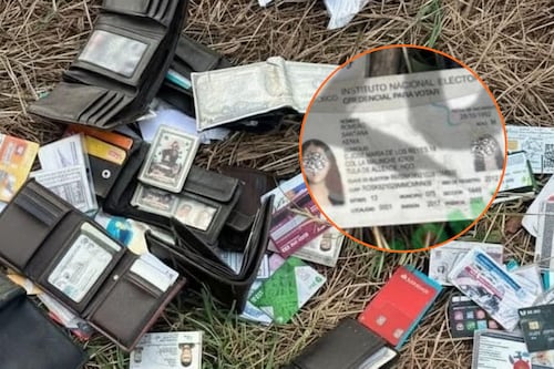 Asaltados y fallecidos: ¿De quiénes son las credenciales encontradas en carretera del norte de México?