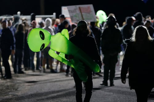 ¿Alguien dijo 'aliens'? Más de 70 personas llegan al Área 51 para verlos