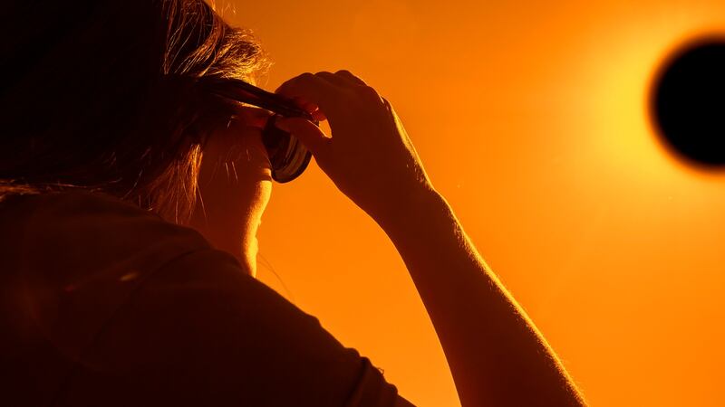 Eclipse total de Sol: ¿Qué artículos NO debes usar para ver directamente el fenómeno?