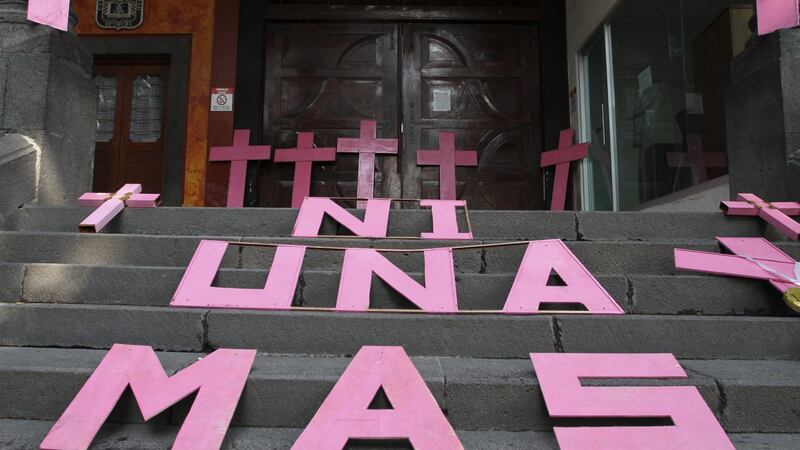 Colectivos de mujeres realizan paste up contra feminicidios en San Luis Potosí
