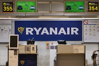 Pánico en vuelo de Grecia: Ventana de avión se desprende y casi succiona a pasajero