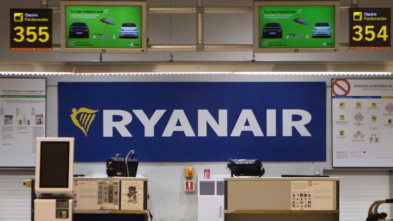 Pánico en vuelo de Grecia: Ventana de avión se desprende y casi succiona a pasajero