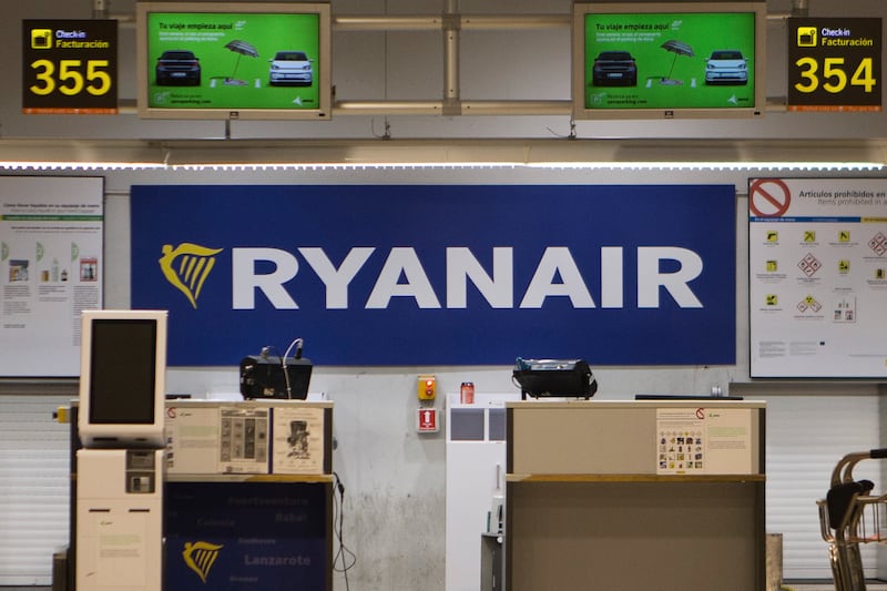 Pánico en vuelo de Grecia: Ventana de avión se desprende y casi succiona a pasajero