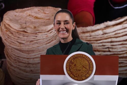 Sheinbaum en defensa de los taquitos: Acuerda con empresarios no subir el precio de la tortilla