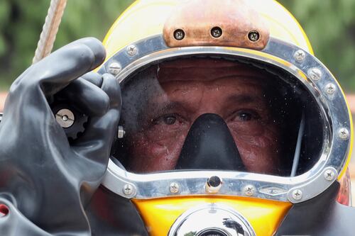 Así es la labor de Julio César Cu, el único buzo de aguas negras del mundo que trabaja en CDMX