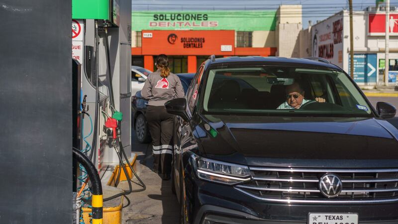 Texanos viajan a México para comprar gasolina barata y estaciones de Juárez hacen su ‘agosto’