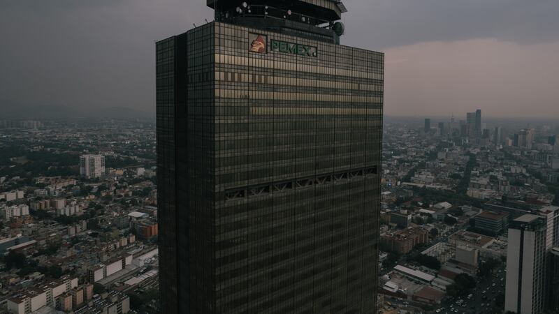 Investigan a dos proveedores de Pemex