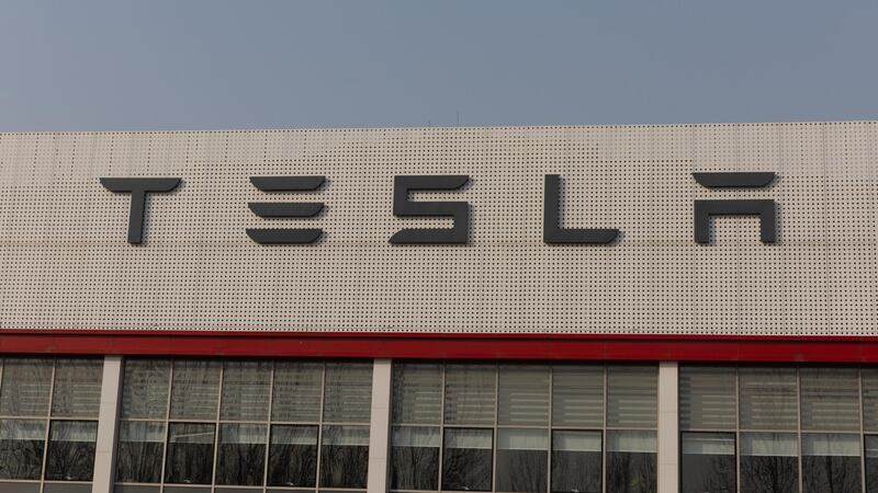 ¿El efecto Musk o la competencia china? Ganancias de Tesla caen 71% en el primer trimestre 2025