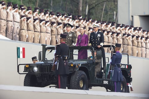 Marina y Defensa mordieron la manzana envenenada