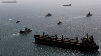 Barcos petroleros 'esquivan' el Estrecho de Ormuz: Prevén transportar combustible a través del Mar Rojo – El Financiero