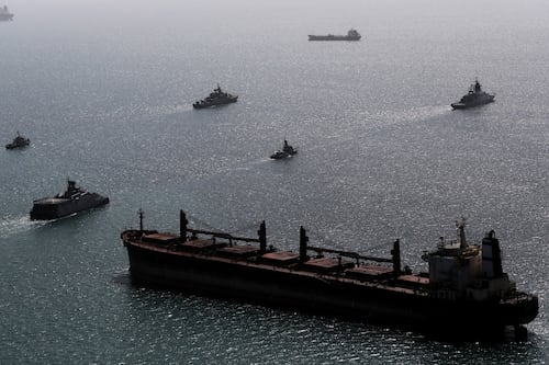 Barcos petroleros ‘esquivan’ el Estrecho de Ormuz: Prevén transportar combustible a través del Mar Rojo