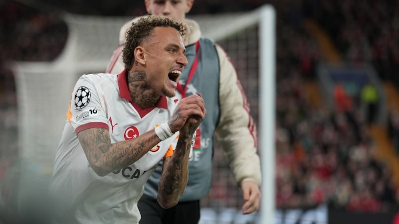 Pesadilla en la Champions: Así fue la terrible lesión de Noa Lang; casi pierde un dedo en partido