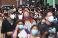 ‘Chapulineo’ centennial agota vacunas Pfizer en Xochimilco; las sustituyen con Sinovac