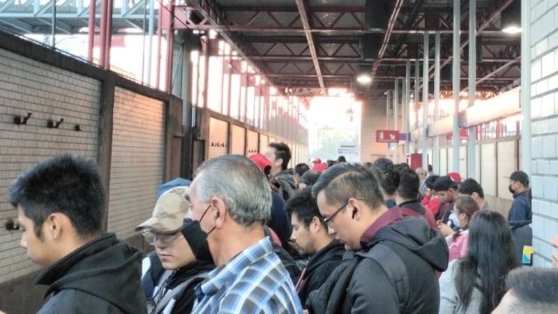 Metro de CDMX: Avance lento de trenes provoca saturación en estas 5 líneas